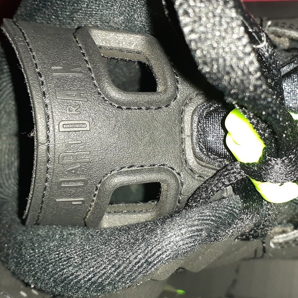 Air Jordan 6 Retro | 9 | Black, Electric Green - Picture 10 of 10